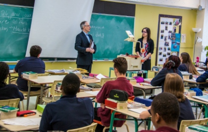 Fabien en classe pour la remise de bourses Éducaide